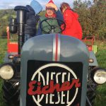 Mit dem Traktor-Oldtimer bei Apfellese 2017