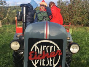 Mit dem Traktor-Oldtimer bei Apfellese 2017 